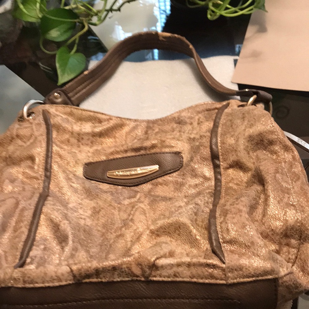 Women shoulders purse